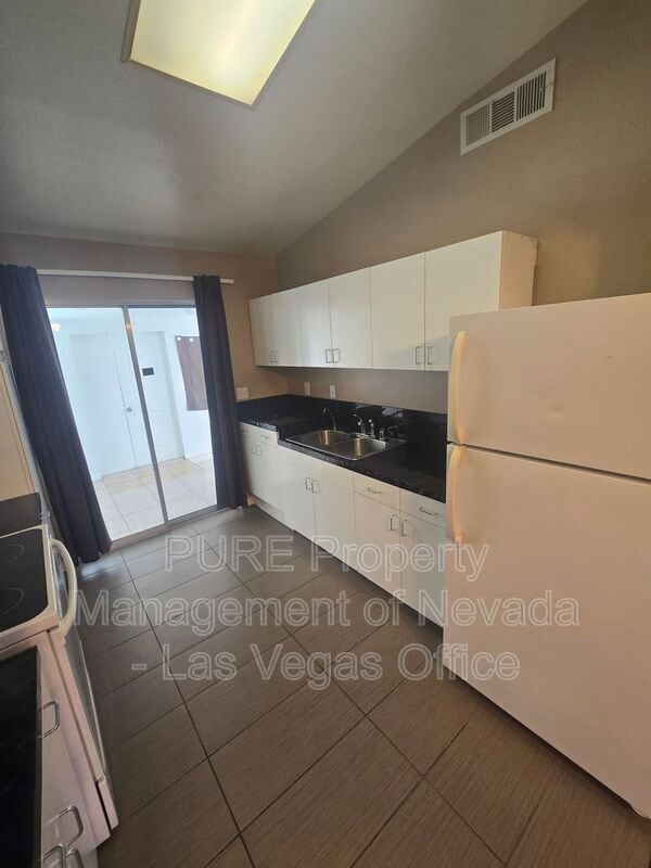 Building Photo - 4270 Rollingstone Dr