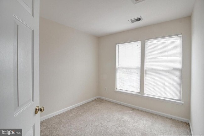 Building Photo - 586 Eisenhower Dr