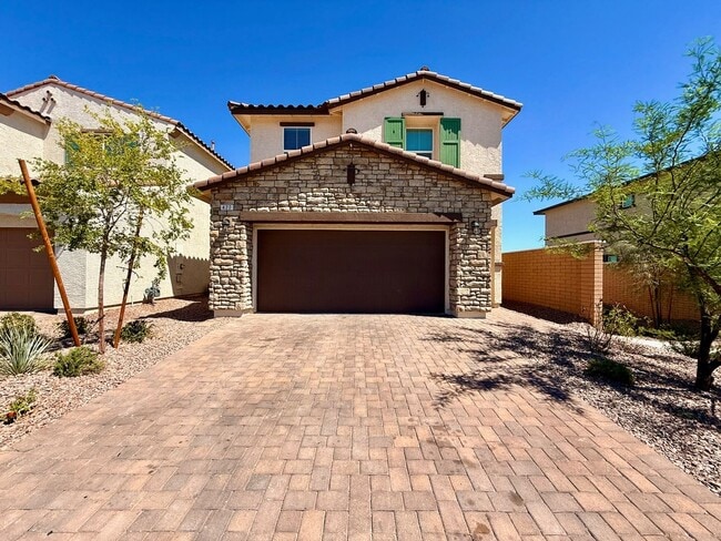 Building Photo - NEWLY UPGRADED 3 BED 2.5 BATH 2 CAR GARAGE...