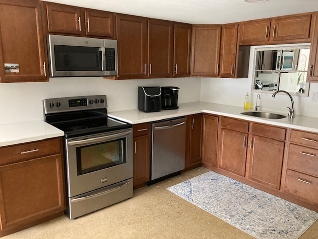 Building Photo - 161 E Queenwood Rd