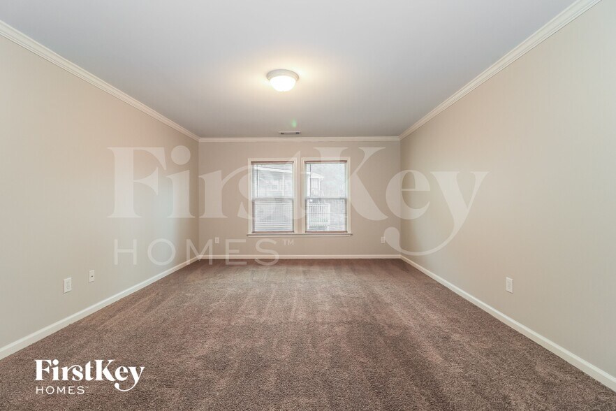 Building Photo - 677 Longwood Pl