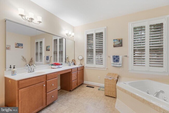 Building Photo - 15292 Golf View Dr