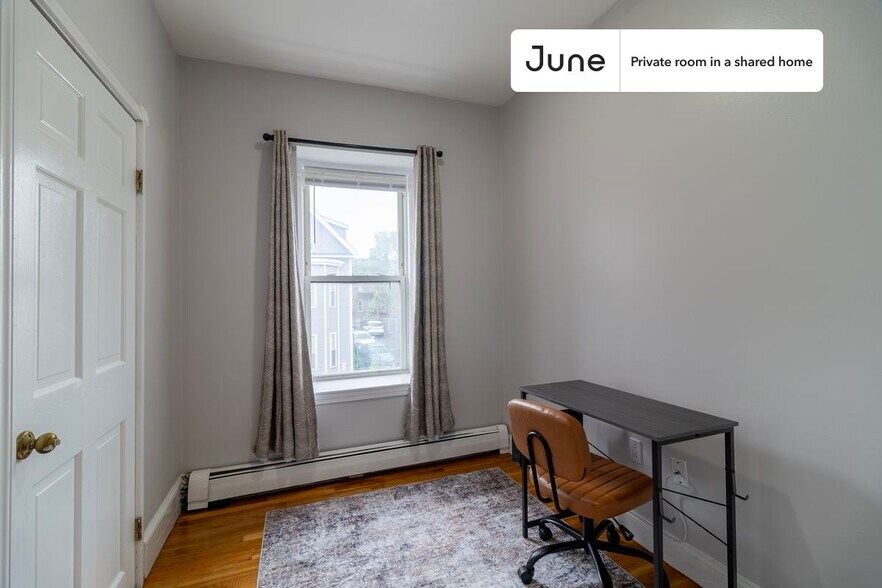 Building Photo - Private bedroom in 3 bed/1 bath Home