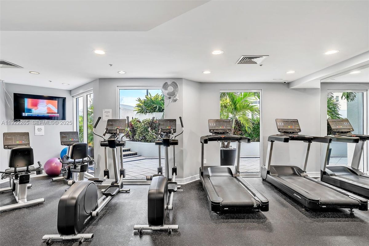 Building Photo - 255 Evernia St