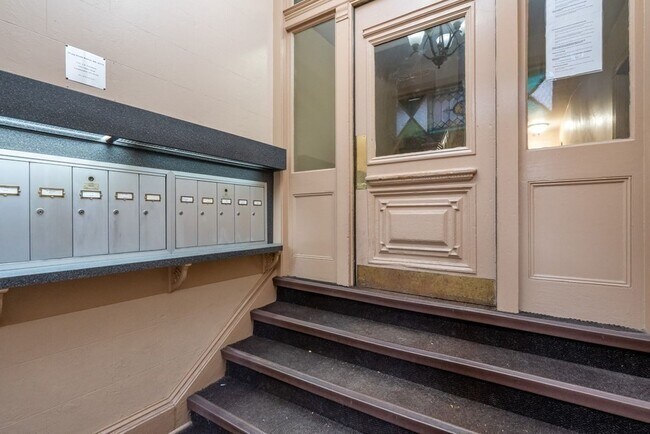 Building Photo - 36 Joy St