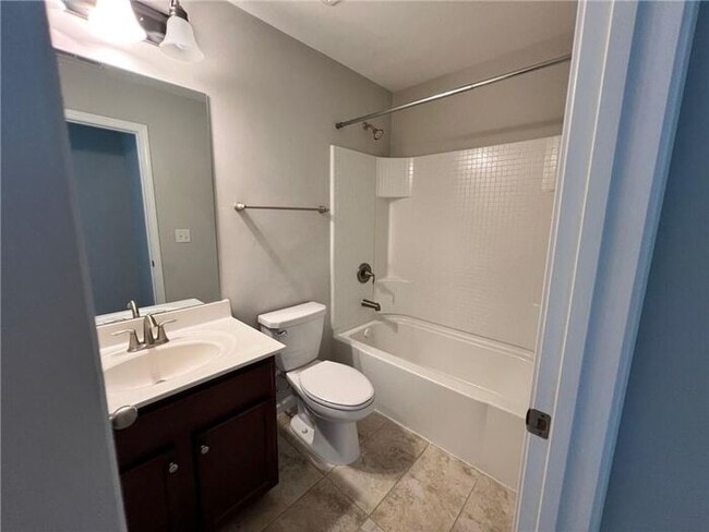 Building Photo - 4-bedroom, 3.5-bathroom townhome in Suwanee Walk!