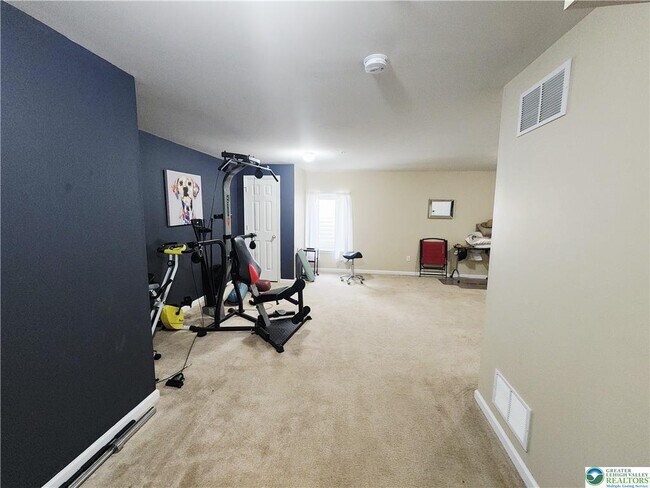 Building Photo - 972 King Way