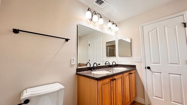 Building Photo - Charming 3-Bedroom Townhome in Oviedo – La...