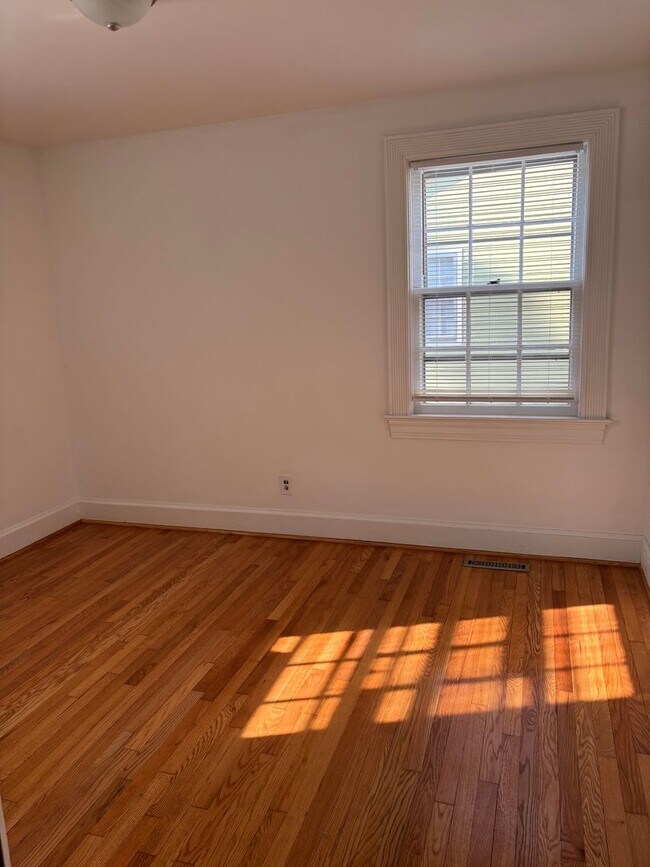 Building Photo - 908 Edwards Ave