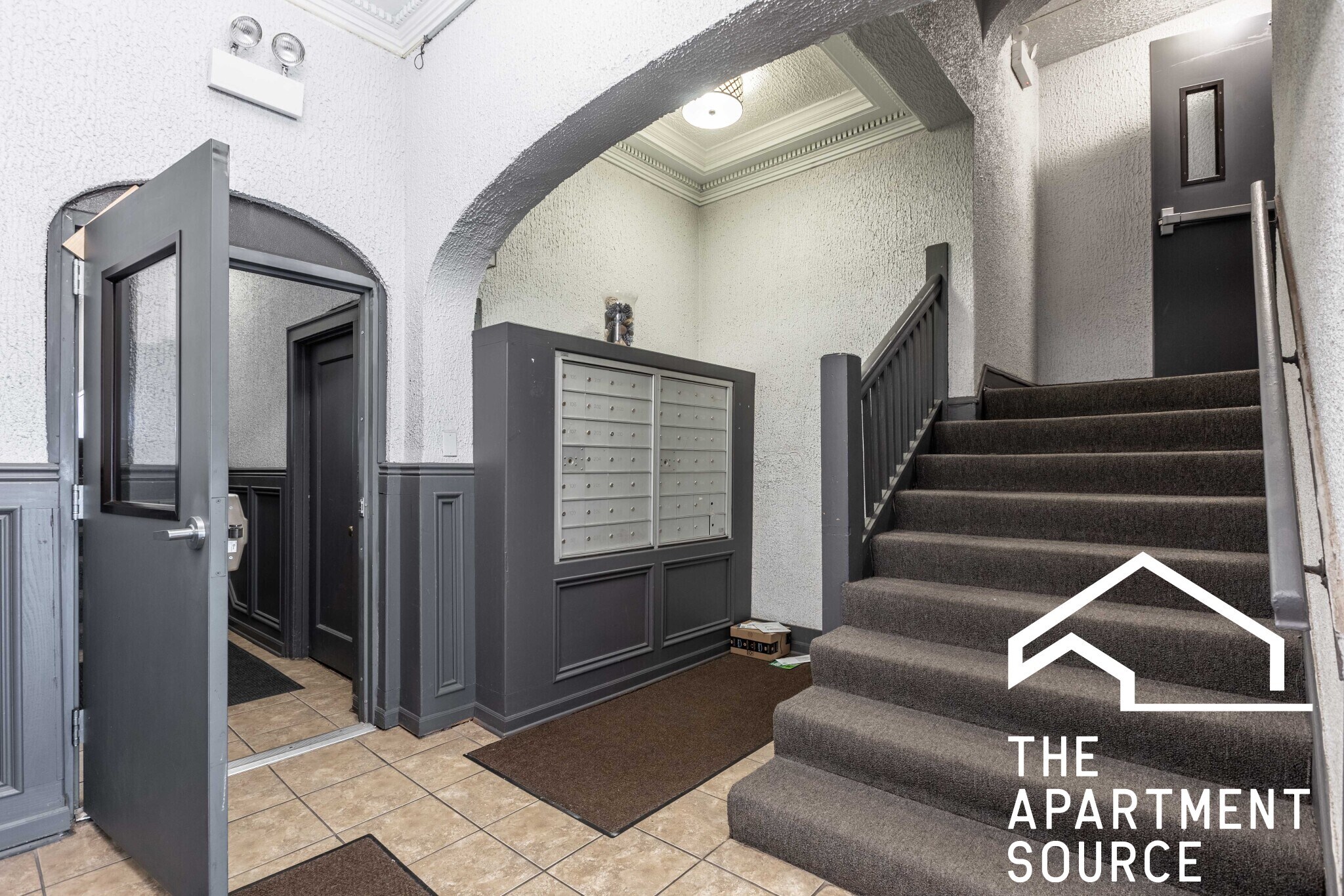 Building Photo - 717 W Belmont Ave