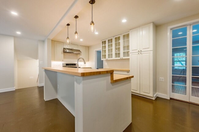 Building Photo - Classic Chevy Chase Charm in NW DC Availab...