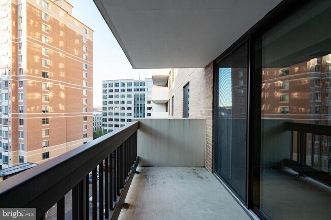 Building Photo - 3800 Fairfax Dr