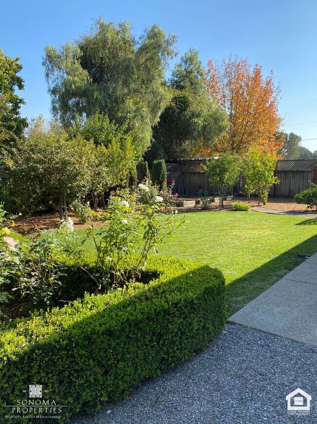 Building Photo - 4 Bedroom Eastside Gem!