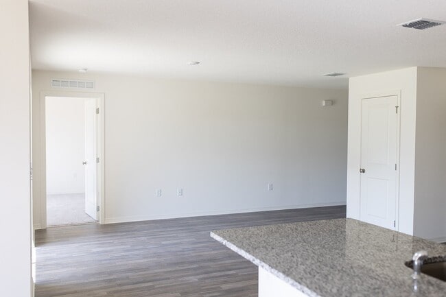 Building Photo - 721 Hillview Loop