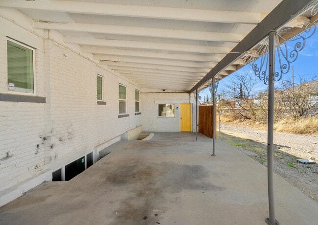 Building Photo - 1017 Maple St