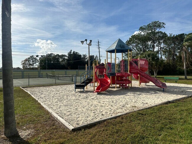 Building Photo - Spacious 3 bedroom condo, perfectly located near shopping & attractions!