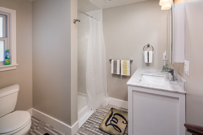 Building Photo - 2335 Warring