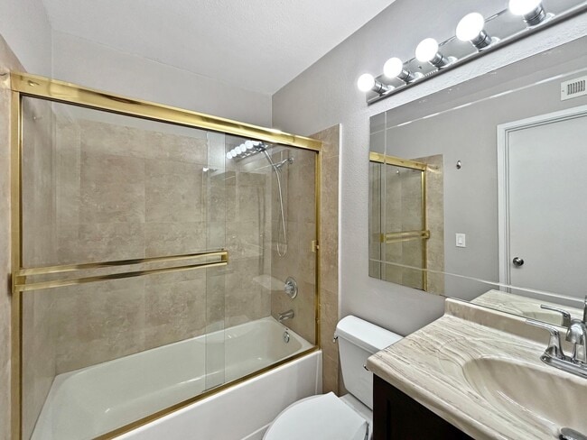 Building Photo - Spacious 3BD/2.5BA Townhouse in La Jolla W...