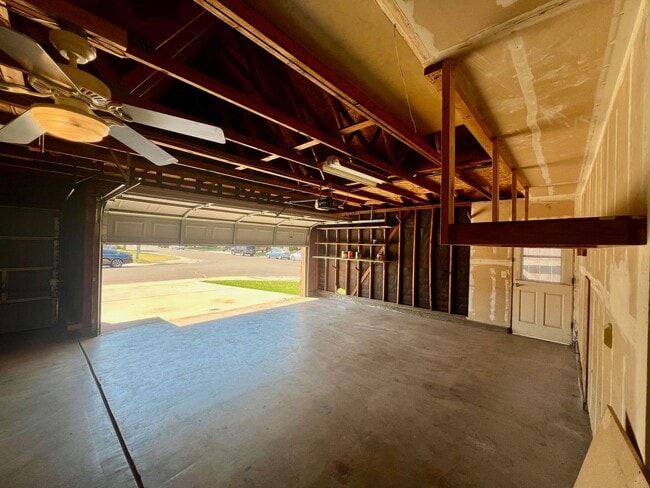 Building Photo - Single story with 3 car garage!