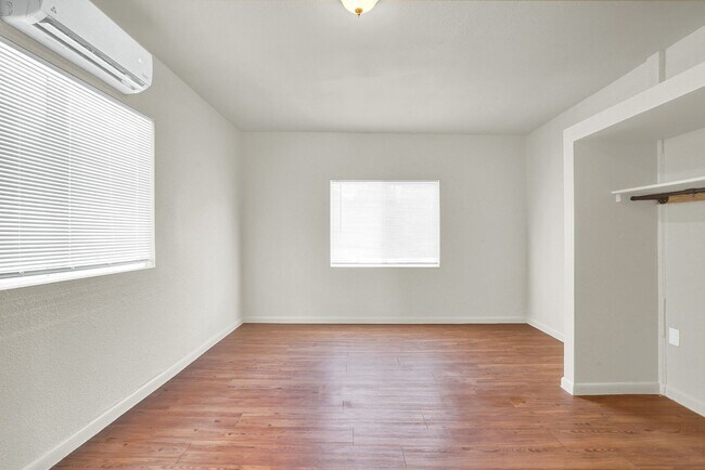 Building Photo - Central 1 Bedroom 1 Bath