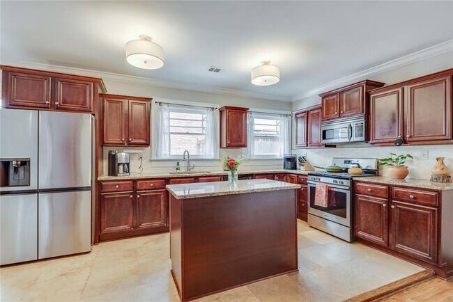 Building Photo - 2104 Delano Dr NE