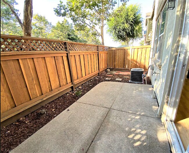 Building Photo - Dublin Townhouse with Solar!  3 Bed 2.5 Ba...