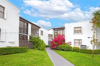 Building Photo - 9441 Fontainebleau Blvd