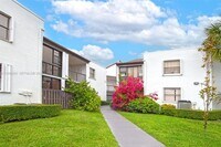 Building Photo - 9441 Fontainebleau Blvd