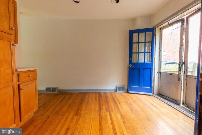 Building Photo - 404 S Croskey St