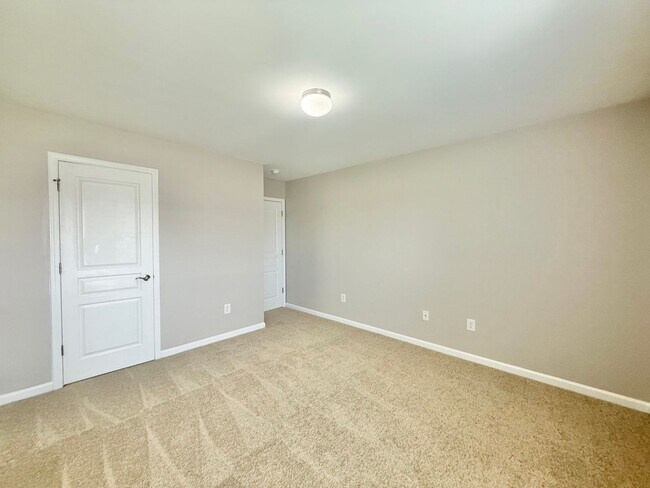 Building Photo - **OFFERING REFUNDABLE APPLICATION FEES** Fantastic 3BD, 2.5BA North Raleigh Townhome with Fenced ...