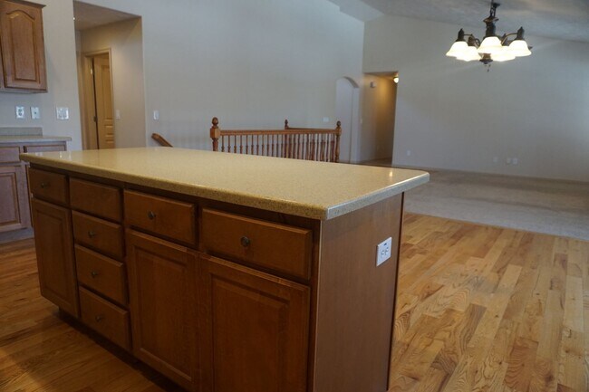 Building Photo - Beautiful Pleasant Grove 6 Bedroom With Mo...