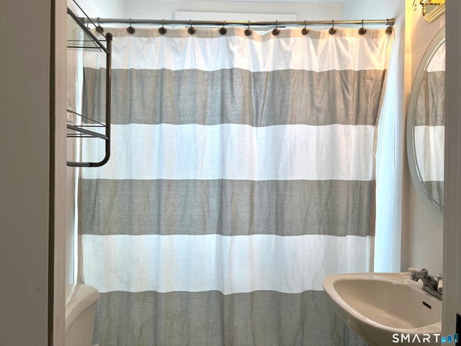 Building Photo - 77 Freestone Ave