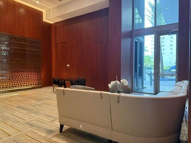 Building Photo - 1300 Brickell Bay Dr