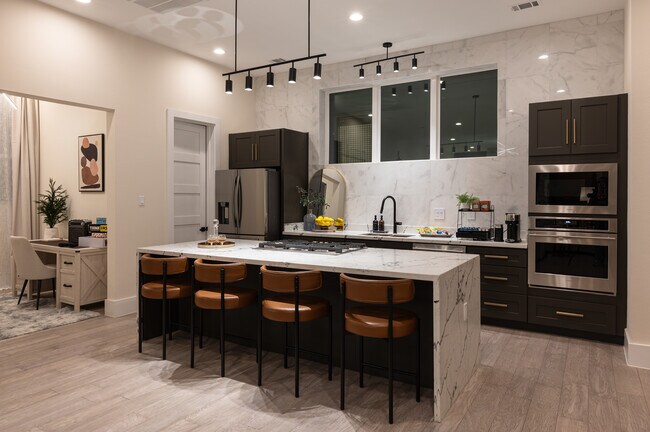 Building Photo - 913 Thompson St