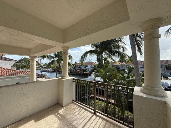 Building Photo - 996 Sanibel Dr