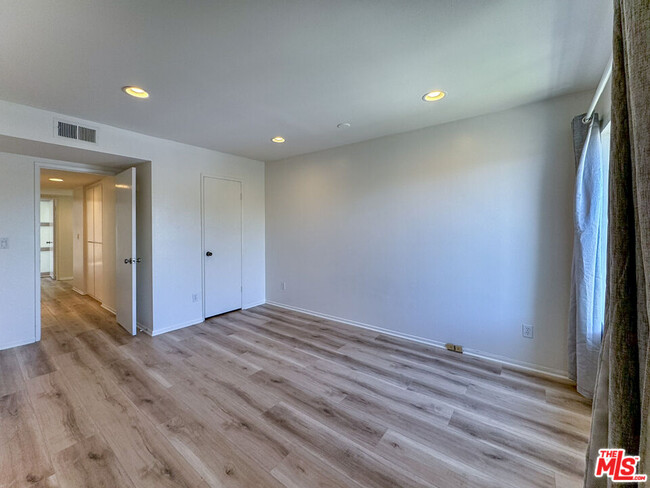 Building Photo - 11730 Moorpark St