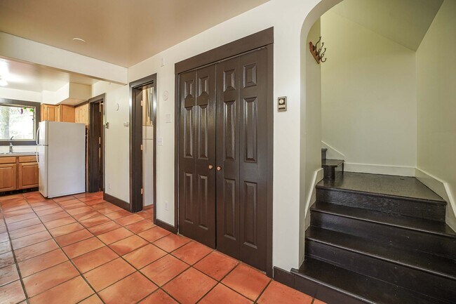 Building Photo - 2 Bedroom 1.5 Bath Farm House