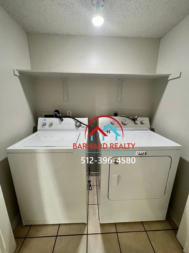 Building Photo - Available July 25: Spacious 3 Bedroom, 2.5 Bath Duplex with Garage