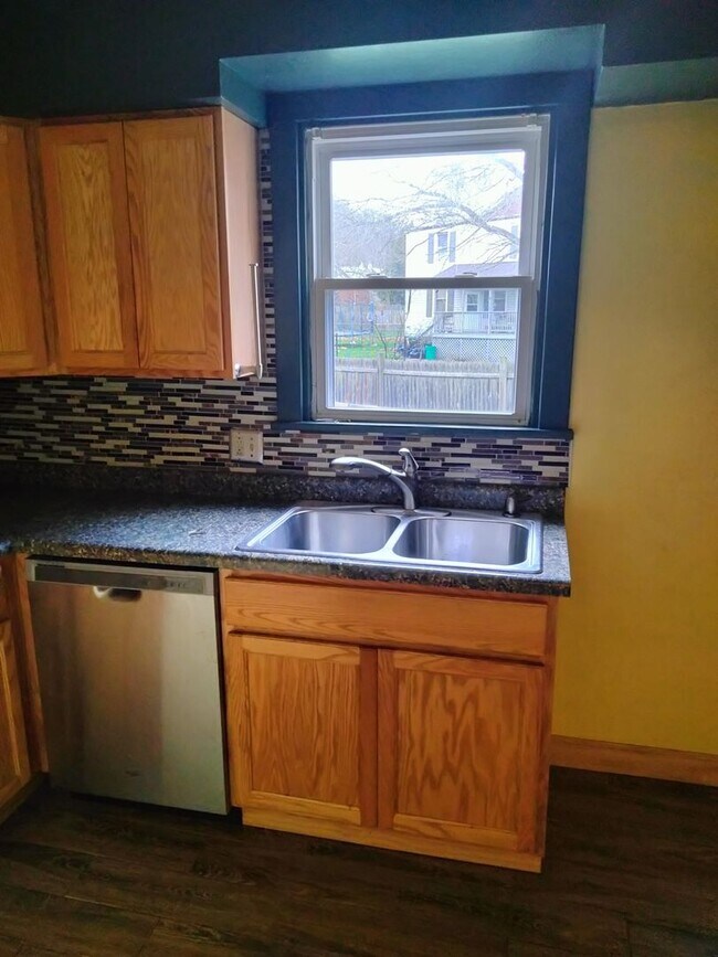 Building Photo - 9-11 Jones St.