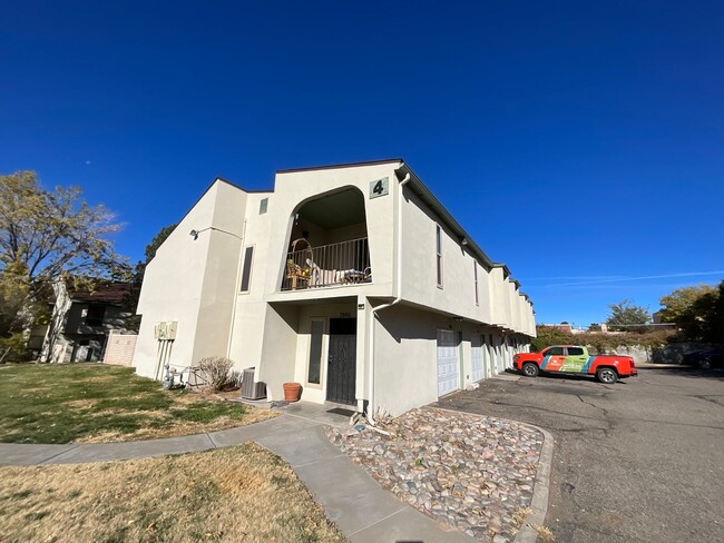 Building Photo - *Owner Broker* 2 Bedroom Townhome Availabl...