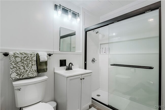 Building Photo - 16 College St