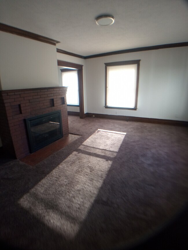 Building Photo - 220 W Lapeer St