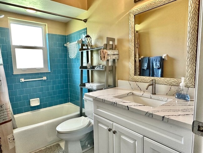 Building Photo - 2227 Pineland Dr