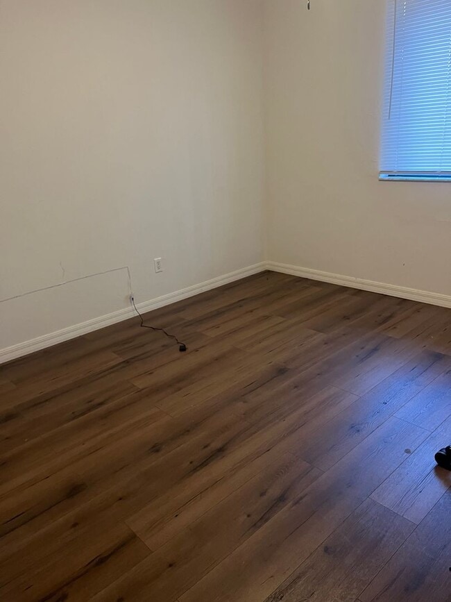 Building Photo - 2bed/2bath Townhome in Quiet Neighborhood