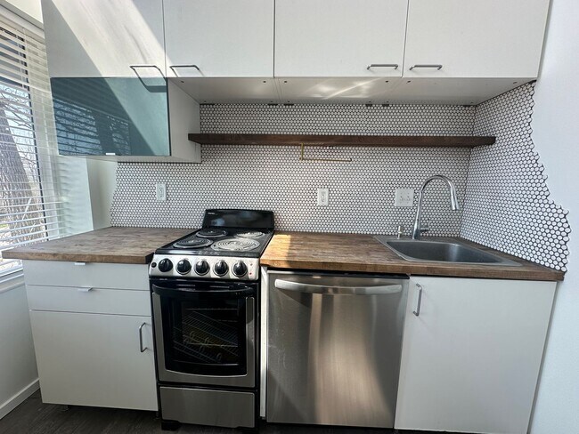 Building Photo - 3048 Anderberg Dr