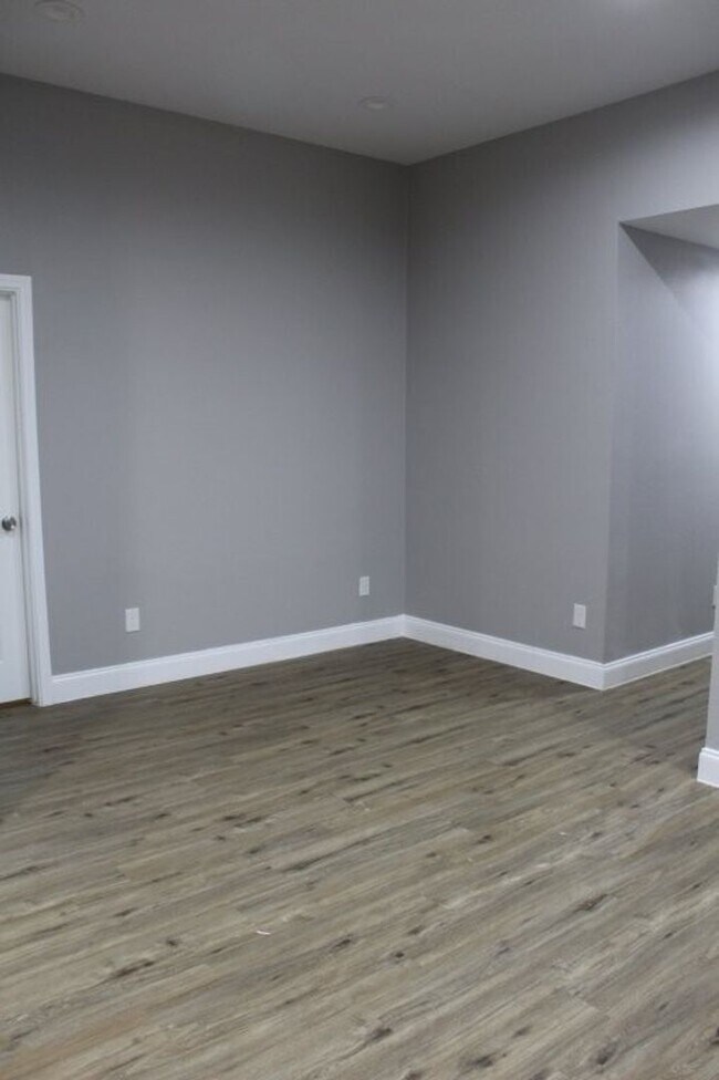 Building Photo - Beautiful 3 Bedroom / 2 Bath Home with Garage & Fenced Yard
