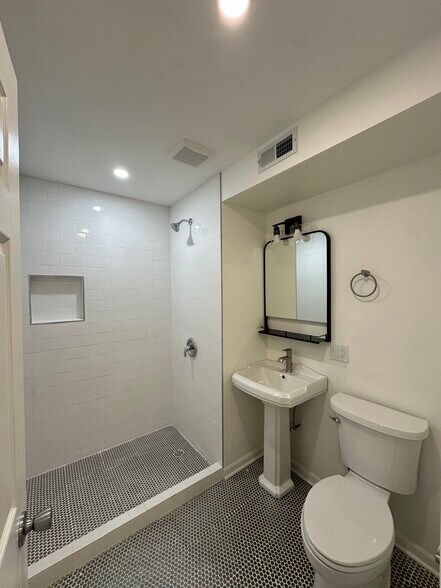 Building Photo - 2045 N Damen Ave