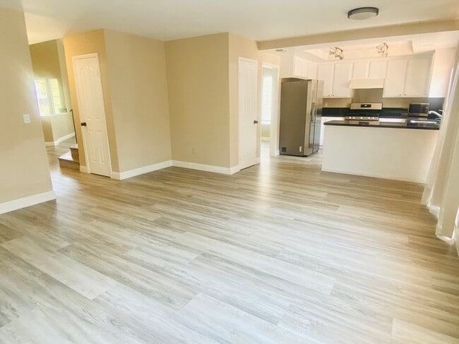 Building Photo - Calabasas Two-Story 4b/3b Beautifully & Mo...