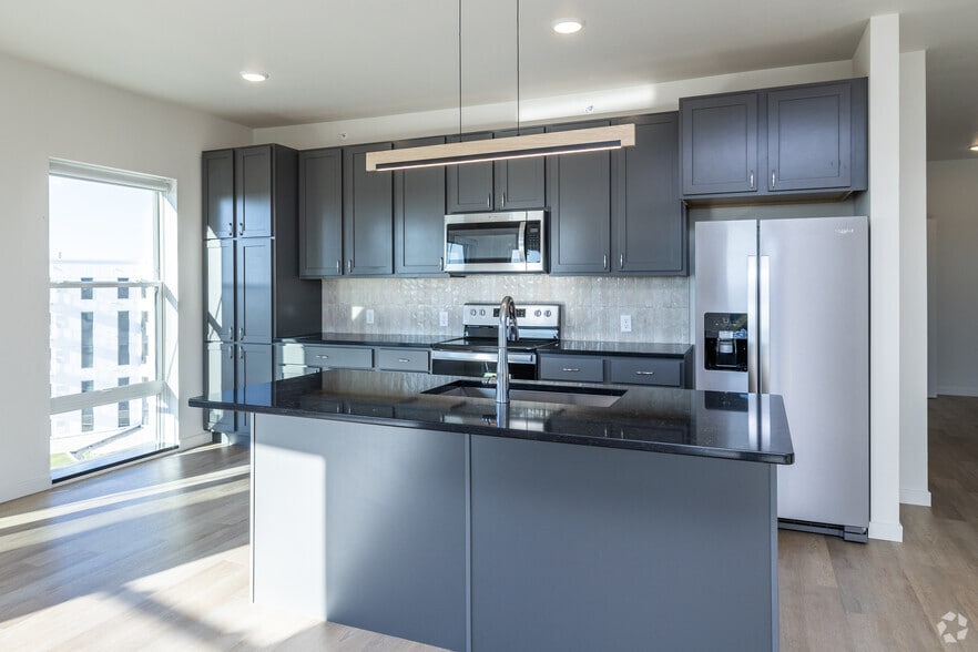 3BR, 2BA - 1,500SF - Kitchen - Riverhouse Apartments