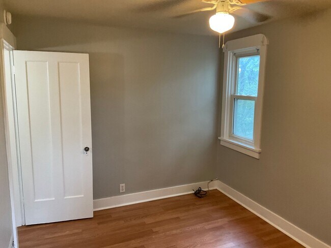 Building Photo - Charming, Character-Filled 2 Bedroom in Brentwood – Freshly Updated & Move-In Ready